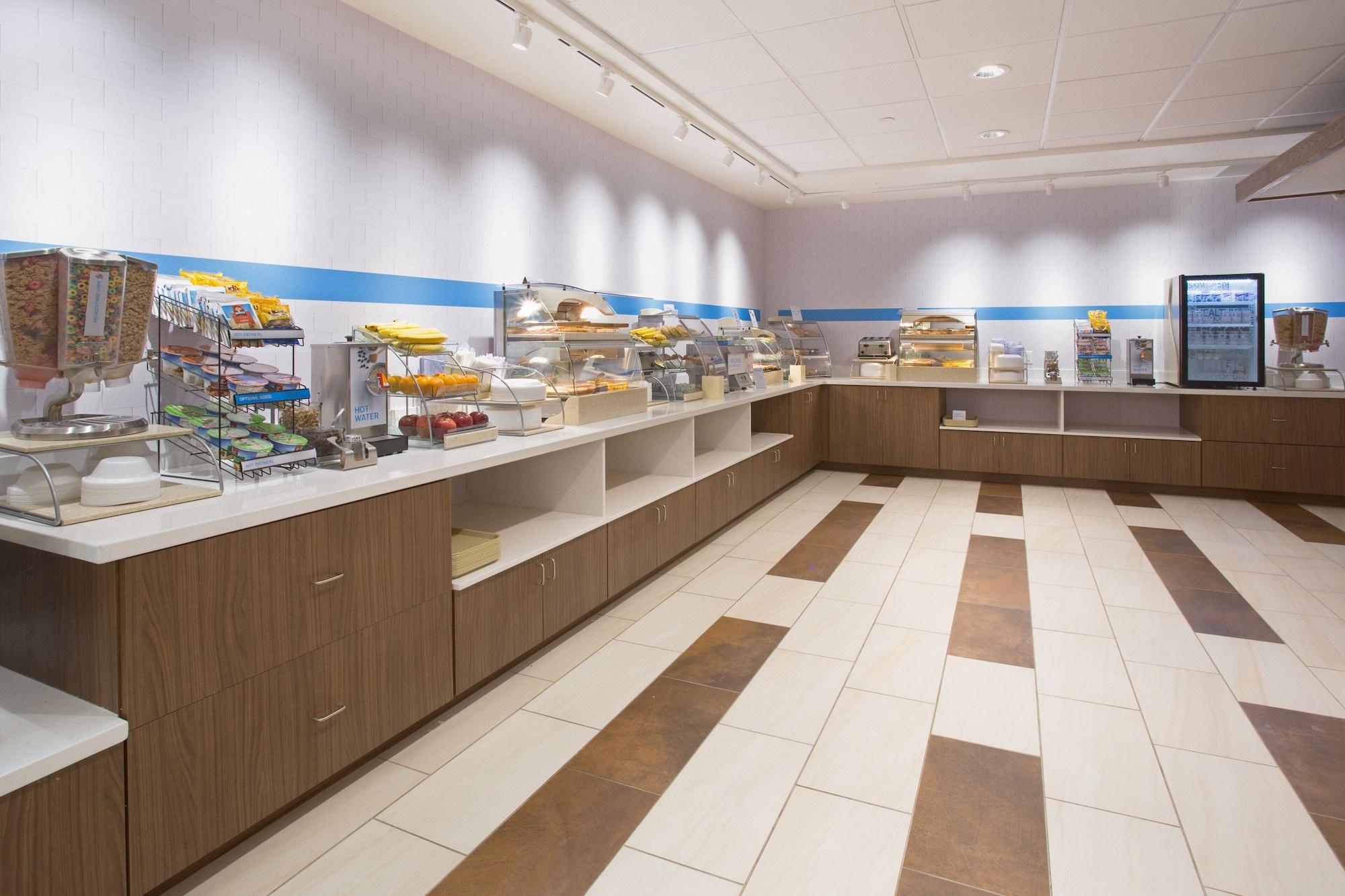 Holiday Inn Express & Suites - Calgary Airport Trail Ne By Ihg Экстерьер фото